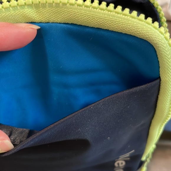 Lululemond easy access crossbody bag - Picture 3 of 4